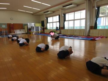 柔軟体操をしている様子
